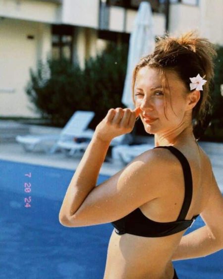 Burcu Özberk havuz başından paylaştı