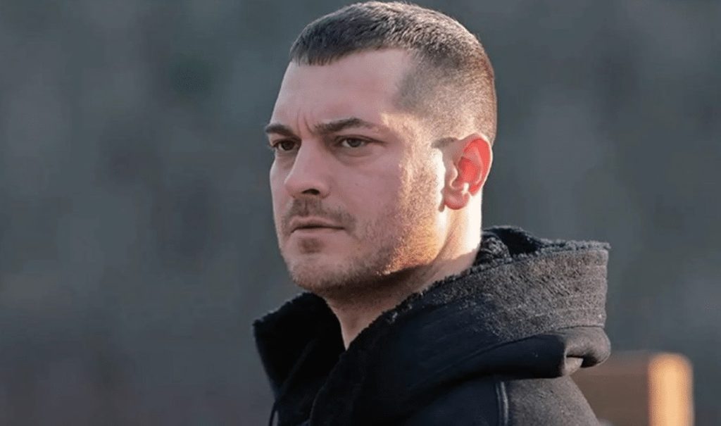 Çağatay Ulusoy yeni sevgilisiyle ilk kez görüntülendi Çağatay Ulusoy yeni sevgilisiyle ilk kez görüntülendi