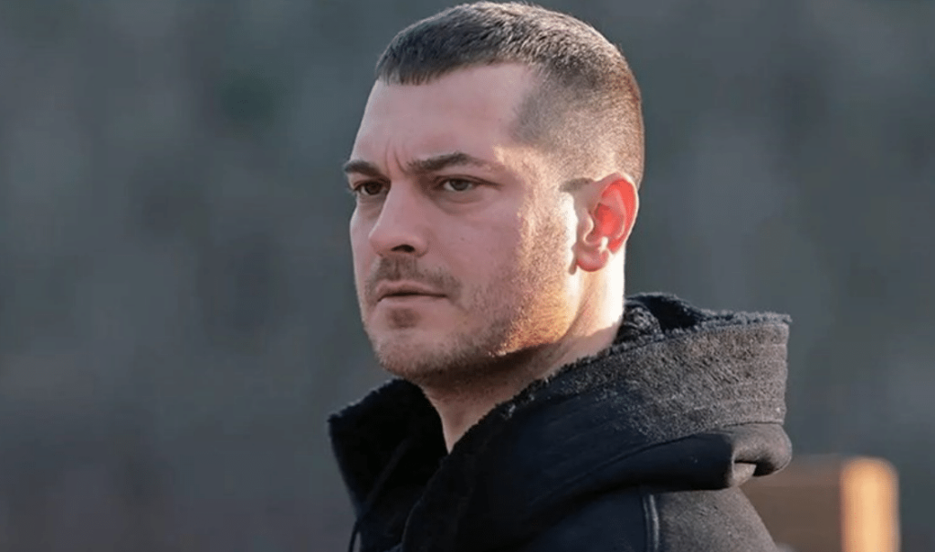 Çağatay Ulusoy yeni sevgilisiyle ilk kez görüntülendi