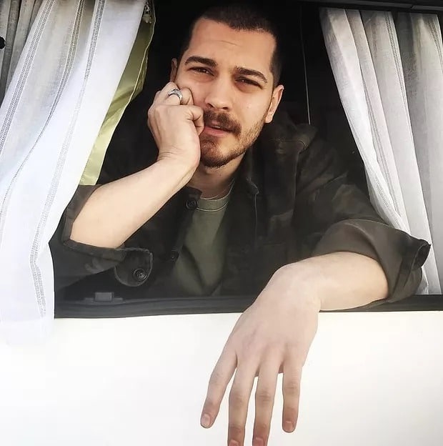 Çağatay Ulusoy'un 14 yaş büyük yeni aşkı!