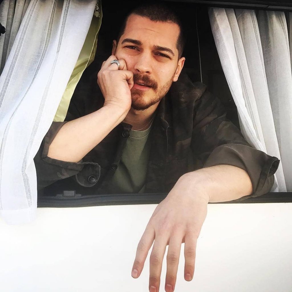 Çağatay Ulusoy'un yeni projesi neden iptal edildi? Yakışıklı oyuncu hangi diziye odaklandı?