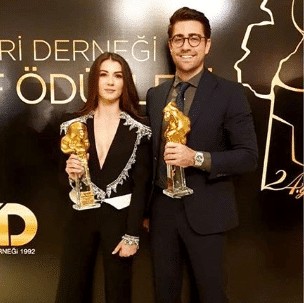 Çağlar Ertuğrul ve Burcu Özberk’in dizisi Afili Aşk iki ödül birden aldı! Çağlar Ertuğrul ve Burcu Özberk'in dizisi Afili Aşk iki ödül birden aldı!