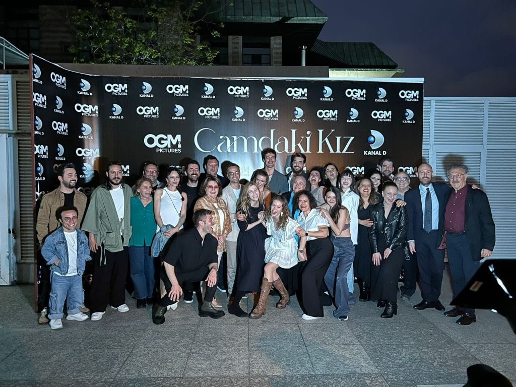 Camdaki Kız ekibi sete işte böyle veda etti! Büyük finale son...