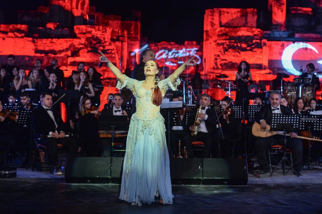 Candan Erçetin'den antik şehirde muhteşem performans!