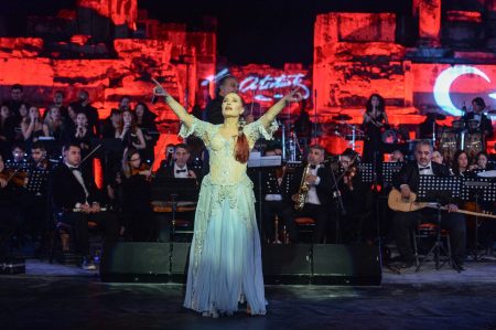 Candan Erçetin'den antik şehirde muhteşem performans!