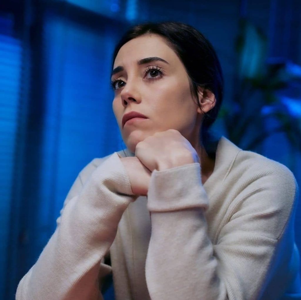 Cansu Dere havalimanında fenalaştı! Ödül alamadı...