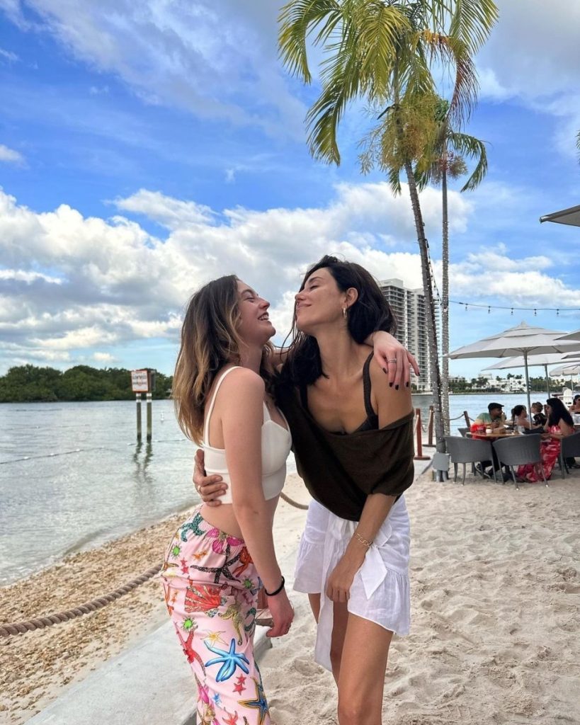 Cansu Dere ve Melis Sezen Miami'de!