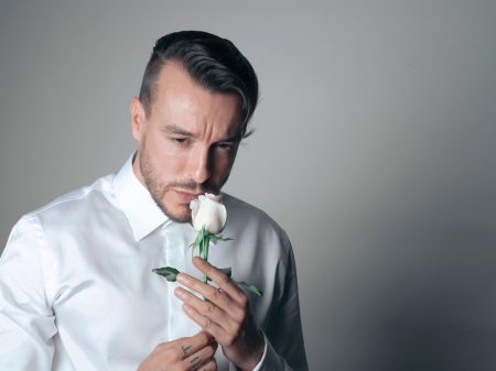 Cem Adrian plaklarına yoğun ilgi!