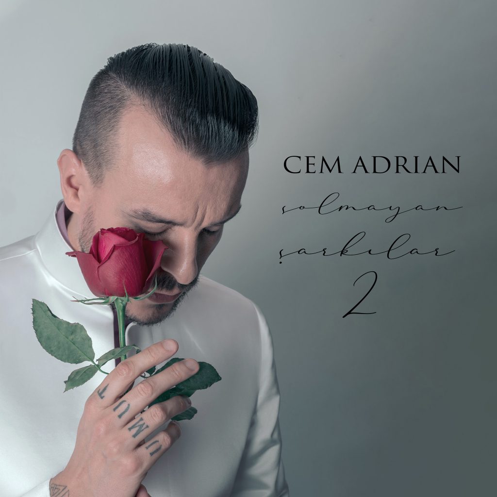 Cem Adrian “Solmayan Şarkıları” binlerce kişiyle söyledi