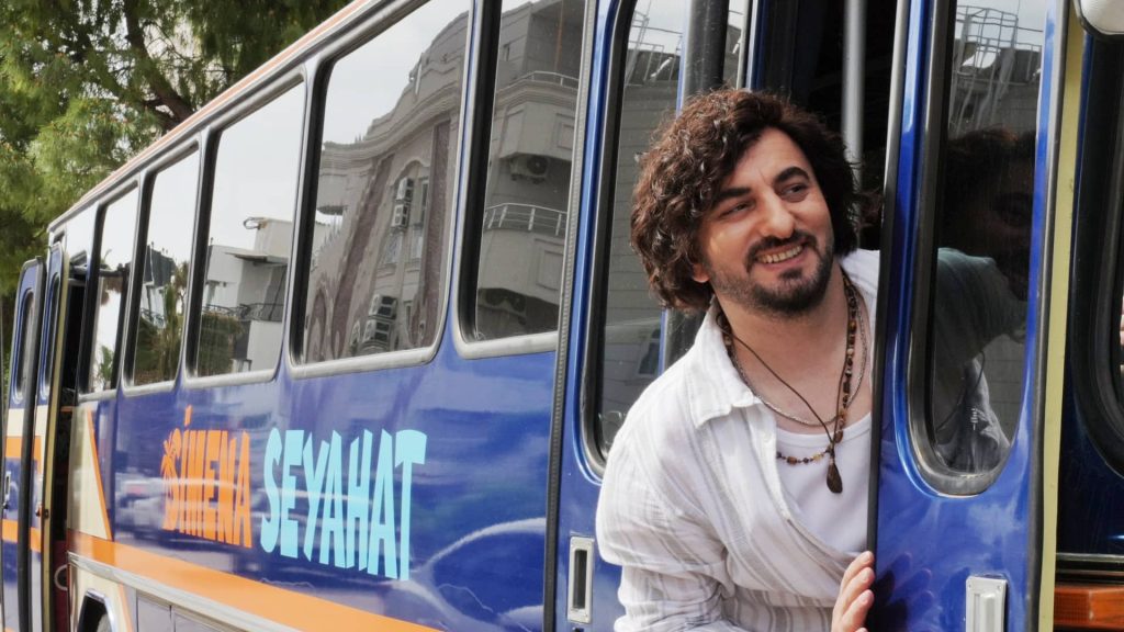 Cem Gelinoğlu imzalı "Tur Rehberi" sete çıktı