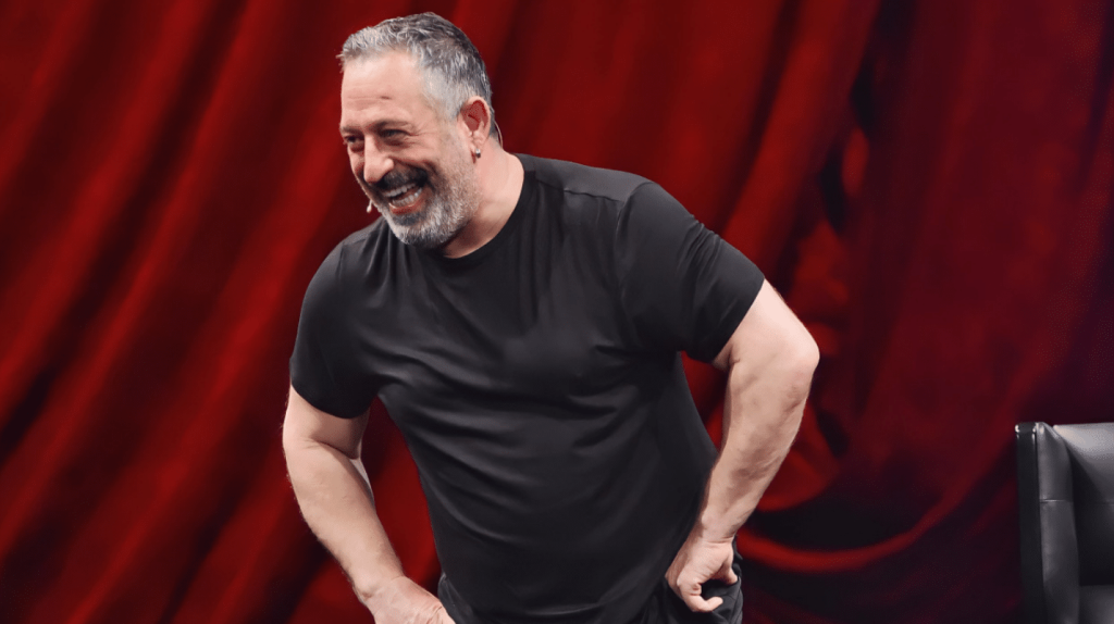 Cem Yılmaz gösterisinin gelirini bağışladı