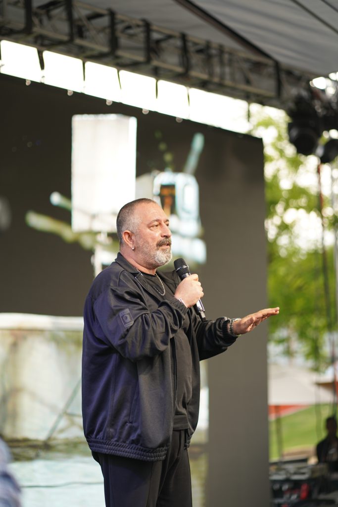 Cem Yılmaz YBY Woods Gençlik Festivali’nde renkli anlar yaşattı!