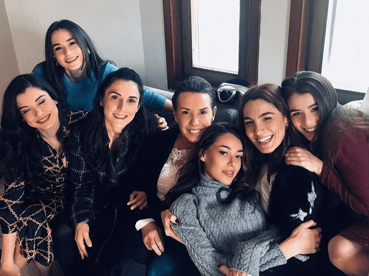 Çukur dizisinin kadınları aile pozu verdi!