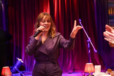 Demet Evgar setten paylaştı