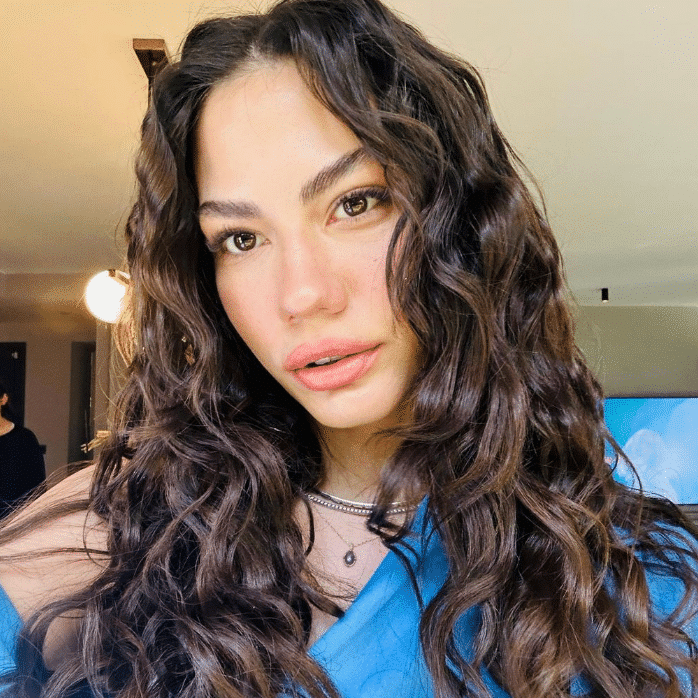 Demet Özdemir karlar içinde poz verdi
