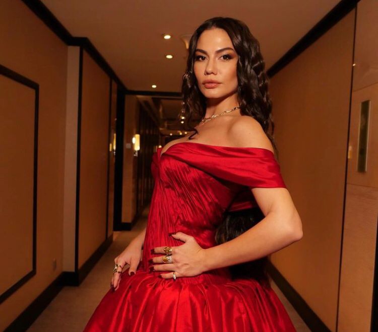 Demet Özdemir'in güzelliği göz kamaştırdı!
