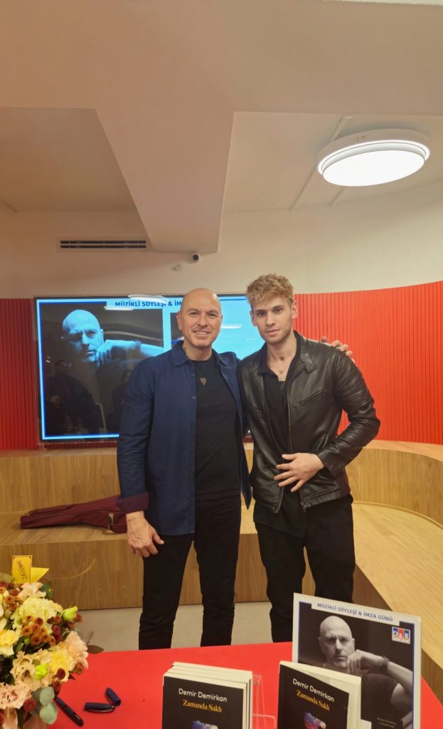 Demir Demirkan'dan okuyucularına sürpriz!