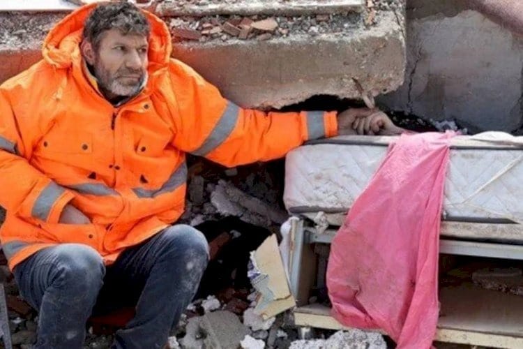 Depremde evladını kaybeden acılı babaya Ebru Yaşar'dan ev desteği!