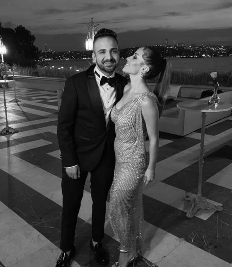 Derya Uluğ'dan romantik kutlama: Bizimkisi bir aşk hikayesi!