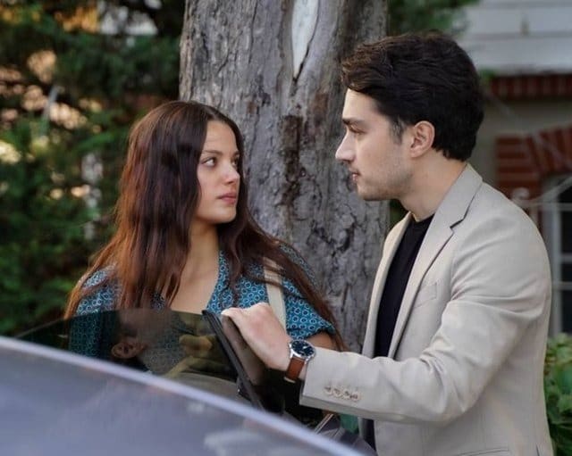 Dizi setinde başlayan aşklarını ilan ettiler!