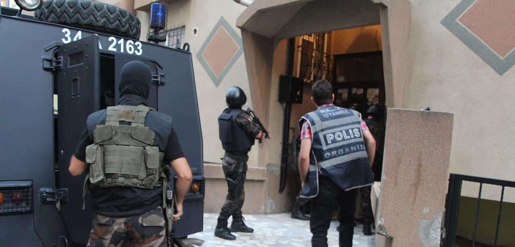 Dizi setine polis baskını!