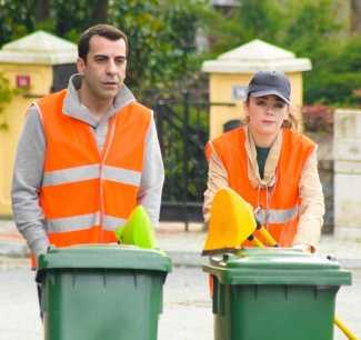 Zeynep ve Ozan çöpçülük yaparlar!