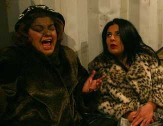 Safiye ve Dilek’in başları dertte