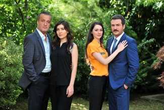 Gülnara kıskançlık krizine giriyor.