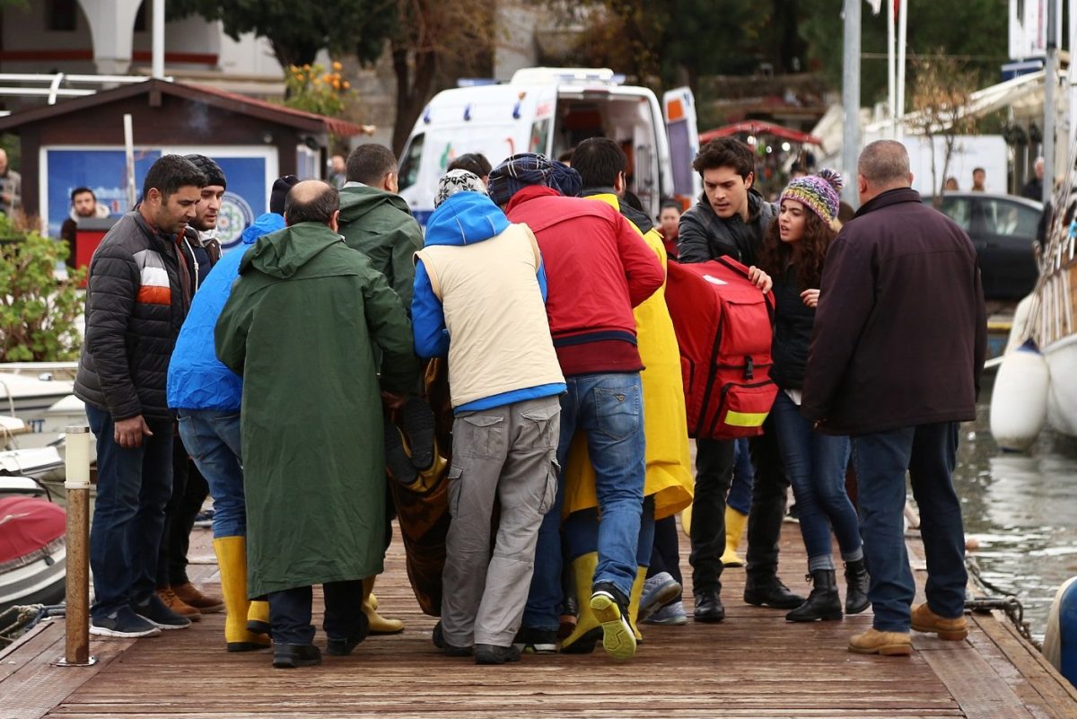 Fırtınaya rağmen denize açıldı