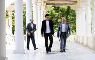 Nadir Bahtiyanlar'ın para yüklü bavulunu ele geçiriyor