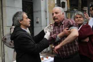 Zeki bütün mahalleyi doktor olduğuna inandırıyor