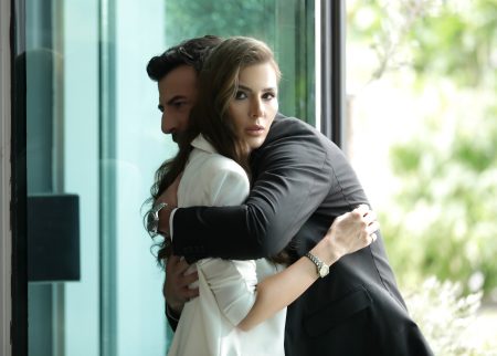 Damla şirkete adımını atar atmaz ilk fırsatta Murat’a yakınlaşmaya çalışır!