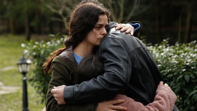 Bahar evden nasıl kaçacağını düşünmeye başlıyor
