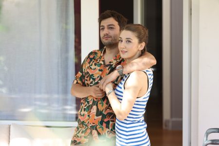 Taner ve Roza aşklarını herkese ilan ederler!