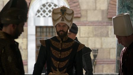 Sultan Murad evlatları ve kardeşleri arasında kalıyor