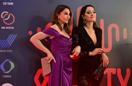 Melek’in bakışları Zeynep’e kilitlenmiş durumdadır!