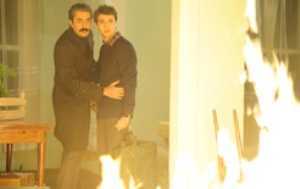 Ali ve Mete alevlerin içinde