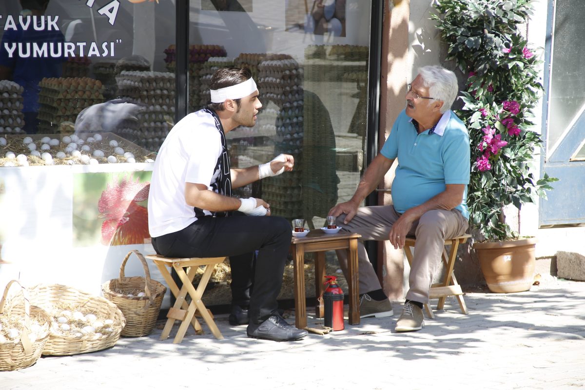Şevkat'e araba çarpıyor