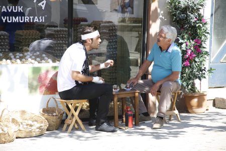 Şevkat'e araba çarpıyor