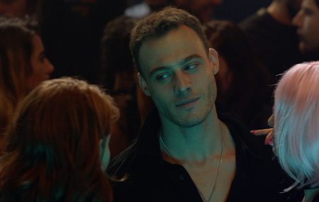 Mia Sercan ile tanışır