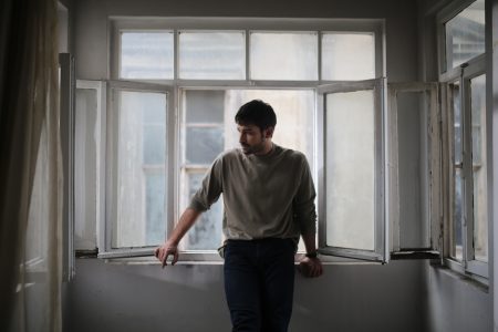 Halil karşı evi tutarak babasıyla savaş başlatır!