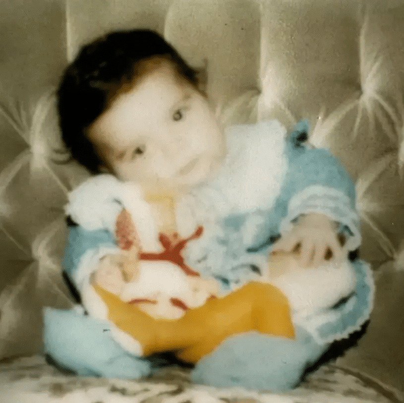 Doğum gününü çocukluk fotoğrafıyla kutladı