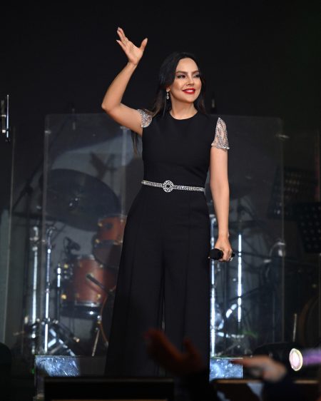 Ebru Gündeş gala gecesinde sahne aldı
