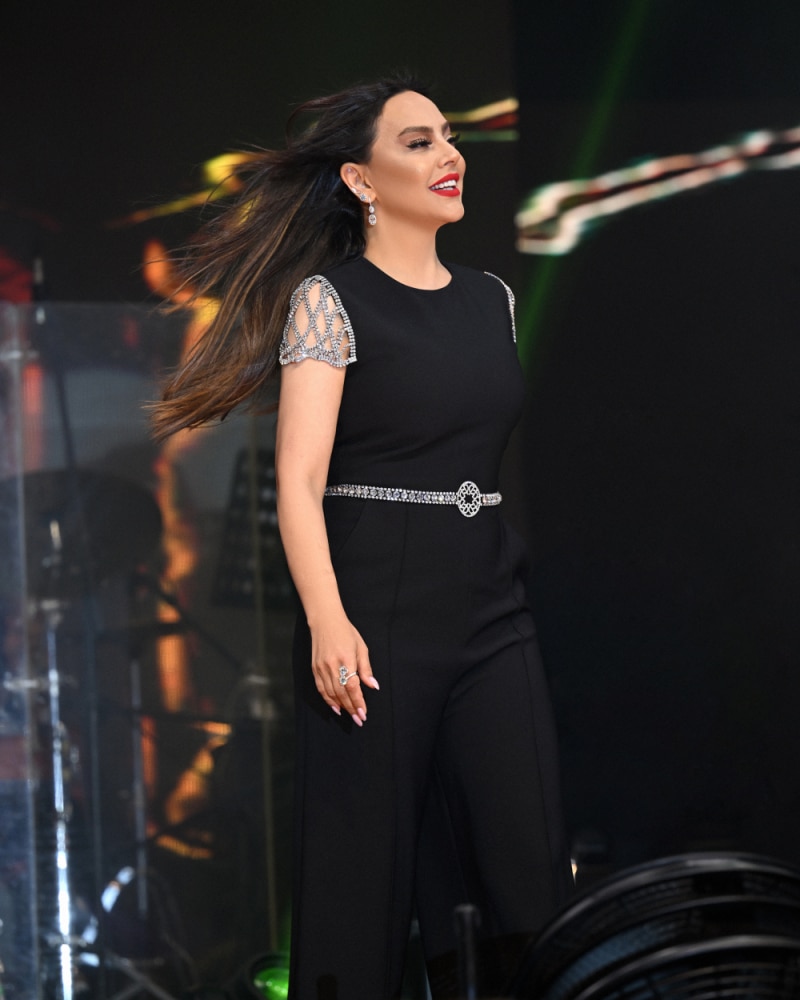 Ebru Gündeş sahnede eşine gönderme yaptı