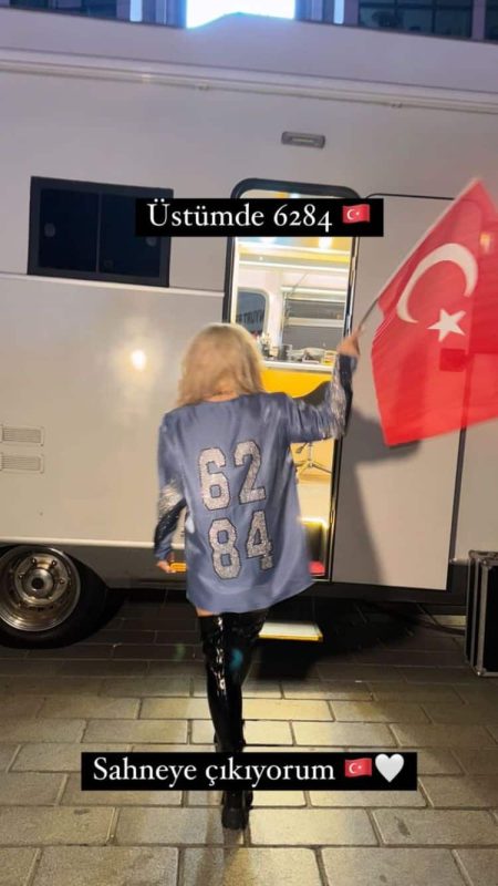 'Ece Seçkin' kıyafeti ile ne mesajı verdi?