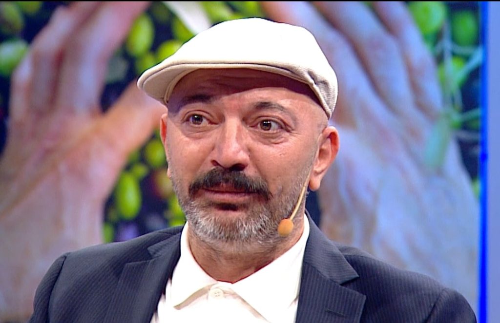 Ekmek bıçağıyla saçlarımı kesti!