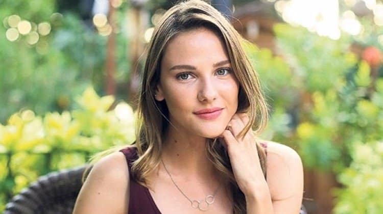 Elimi Bırakma Azra (Alina Boz) kimdir?