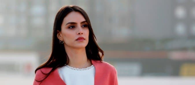 Elimi Bırakma Defne (Çağla Demir) kimdir?