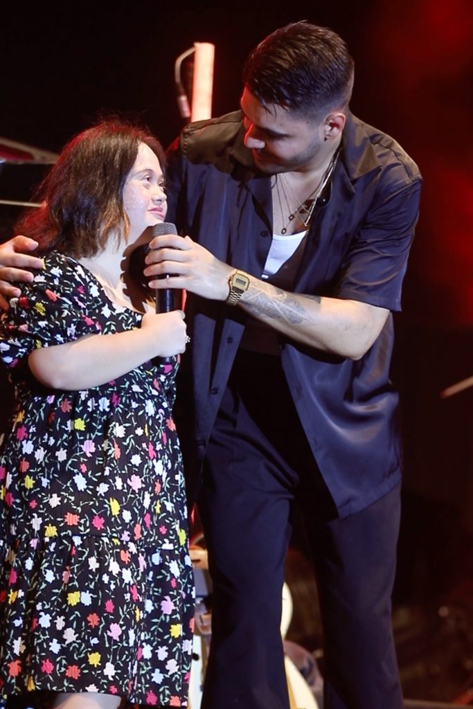 Emir Can İğrek konserinde duygusal dakikalar!