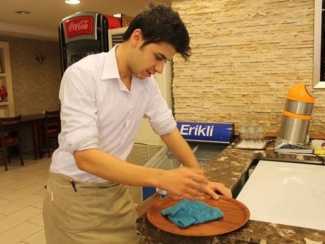 Emrah'ın oğlu garson oldu!
